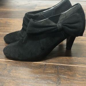 Tahari Greyson Bow Suede Ankle Booties Size 6.5